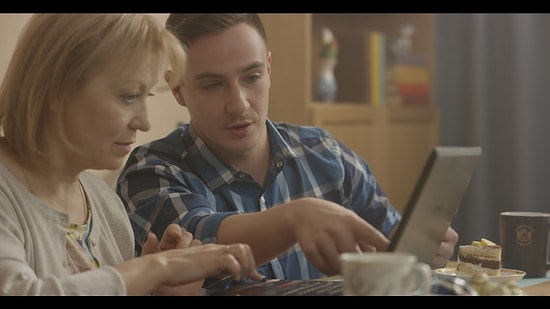 А вы смеетесь над родителями, когда они не могут скачать на телефон приложение?