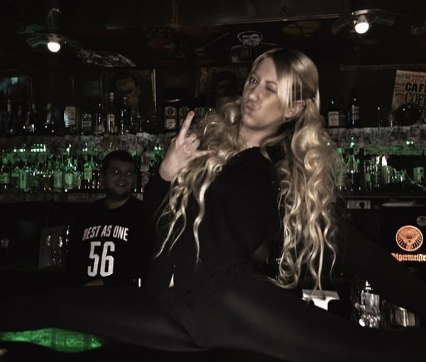 2. 25-летняя Юлия Рывкина опубликовала фото, где она танцует на барной стойке ночного клуба...