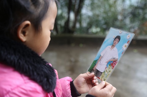 12. Однако ни один ребенок не должен жить такой жизнью, и Анна втайне страдает, глядя на фото отца и мечтая о нормальной семье