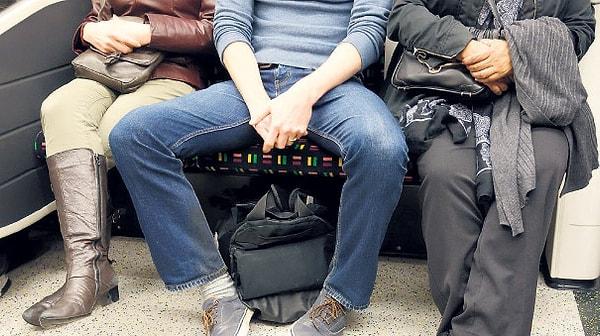 8. Toplu taşıma araçlarında sözlü ya da cinsel tacize uğrama ihtimaline karşı diğer kadınların yanına/yakınına oturmak