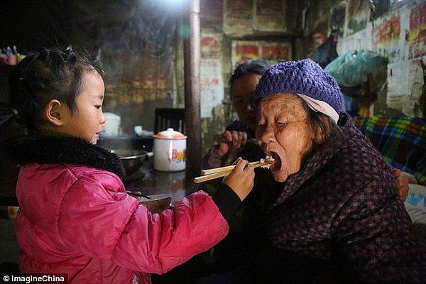 5 yaşındaki Wang Anna, Çin'in güneybatısındaki Zunyi şehrinde bir dağda yaşıyor.