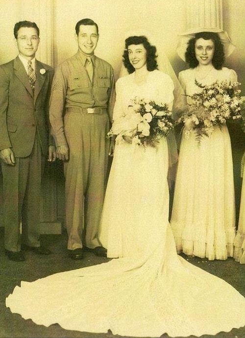 Yazışmaları sonucunda biriken yüzlerce mektubu Coomes'un büyük annesi 70 yıldan daha uzun bir süredir saklıyordu.
