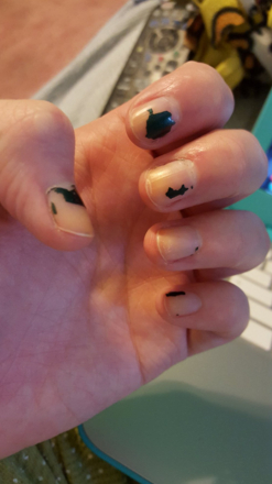 4. Сдирать лак с ногтей и оставлять его кусочки на столе