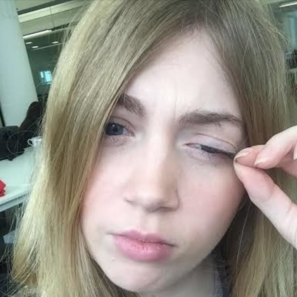 12. Снимать пальцами комочки от туши с ресниц