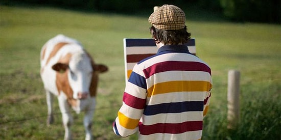 Büyüleyici Manzaralarda Sadece Üstündeki Tişörtün Desenini Çizen Bir Garip Ressamdan 15 Resim