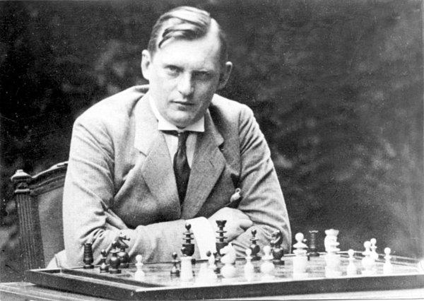1. Ünlü bir satranç ustası olan Ossip Bernstein, 1918 yılında Bolşevikler tarafından tutuklanmıştı ve kurşuna dizilmek üzereydi.