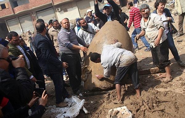 Mısır Antikite Bakanı Khaled al-Anani açıklamalarında: "Heykelin göğüs kısmını çıkardık ve şimdi de kafayı bulduk. Sonrasında sağ kulak, taç ve sağ gözün bir kısmı ortaya çıktı." dedi