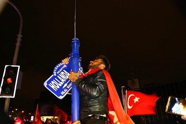 3. Kimisi hızını alamayıp Ankara'da aynı zamanda bir cadde ismi olan Hollanda'yı, tabelasını indirerek protesto etti.