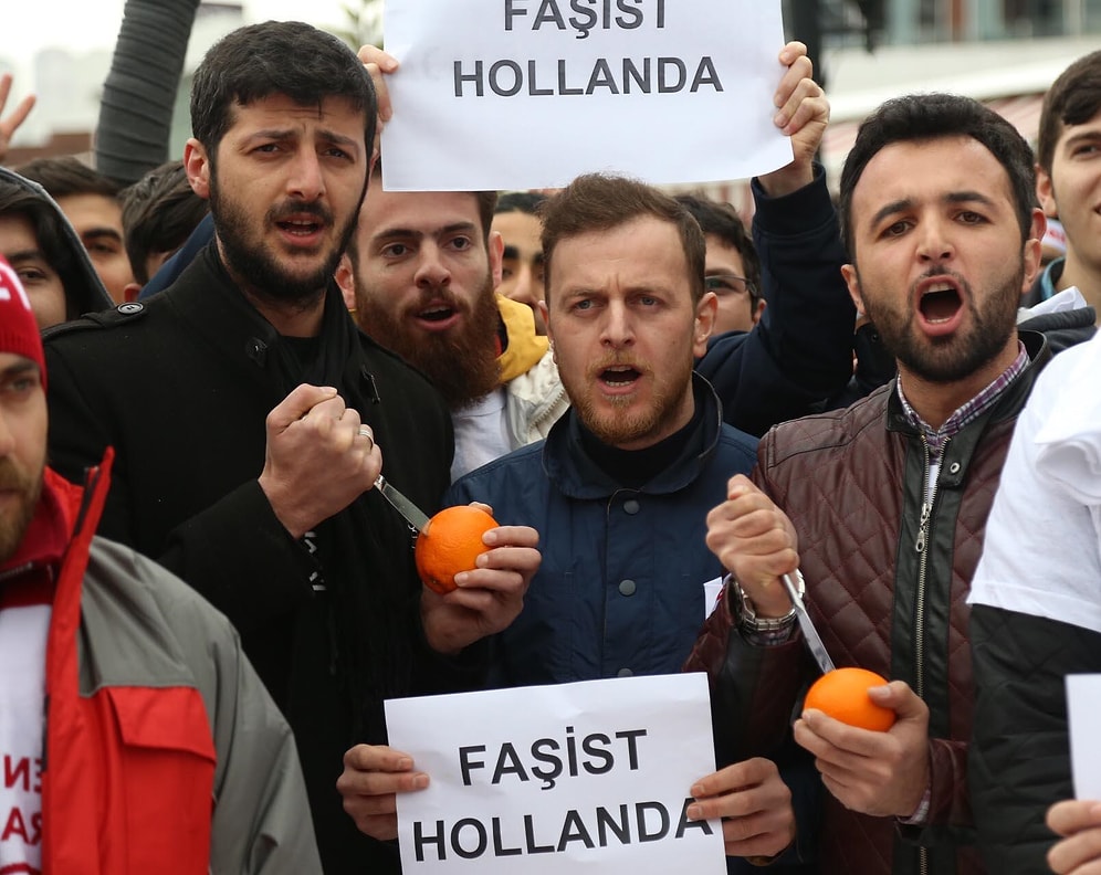 Hollanda'yı Protesto Etmek İçin Portakal Sıktılar!