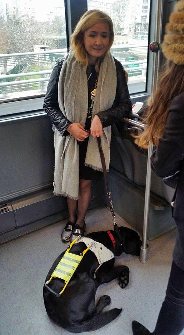 Sonuç mu? Uzun uğraşlar sonucunda görme engelli kadın metrobüse binebildi.