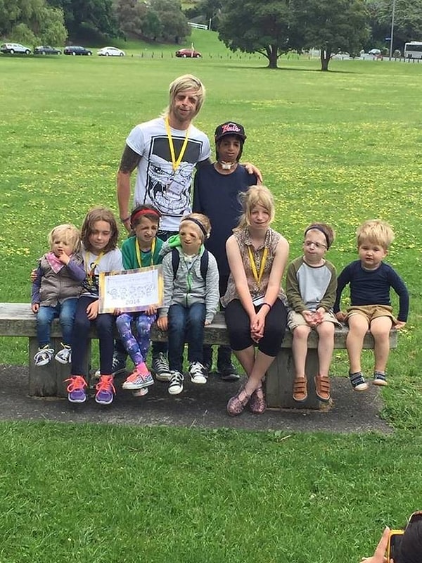 18. К счастью, родители этих детей не отказались от них, и они воспитываются в атмосфере любви и заботы