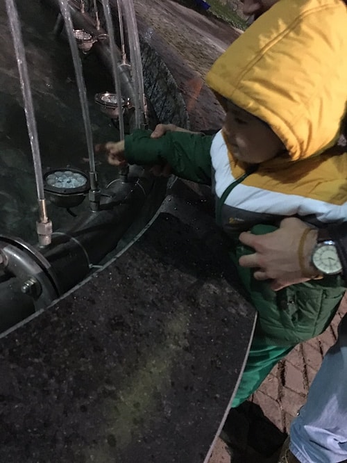 "1,5 yaşında. Bir saattir suya bakıp gülüyor. Ayıramadık. Çocuk olmak böyle şeylerden mutlu olmak, ne güzel lan. Simple mutluluk"