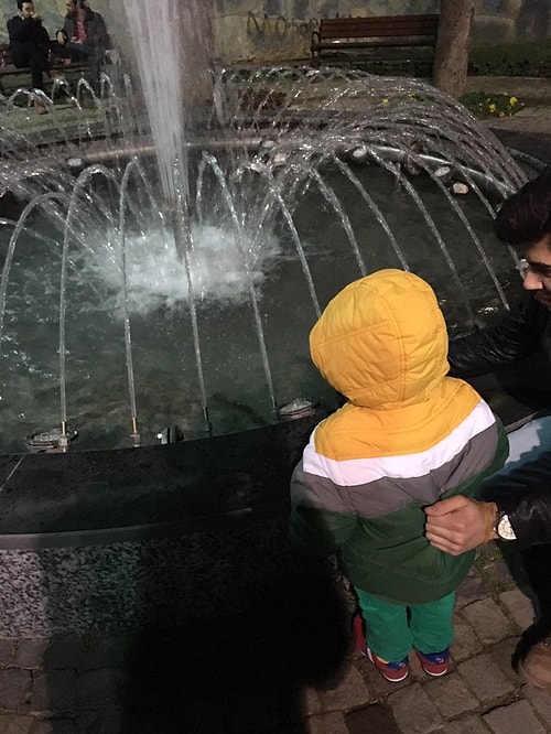 "1,5 yaşında. Bir saattir suya bakıp gülüyor. Ayıramadık. Çocuk olmak böyle şeylerden mutlu olmak, ne güzel lan. Simple mutluluk"