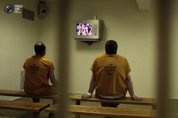 6. Во многих частных тюрьмах, вместо того чтобы нанимать большее количество охранников, купили для заключенных телевизоры.