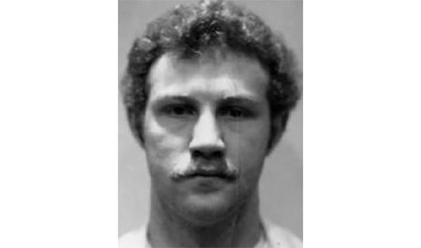 8. Ронни Ли Гарднер прославился тем, что разбил стекло в комнате ожидания и занялся любовью со своей посетительницей.