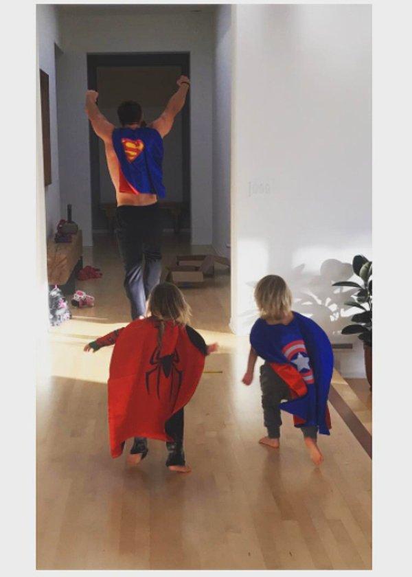 3. Chris Hemsworth oğullarına süper kahramanlık öğretiyor.