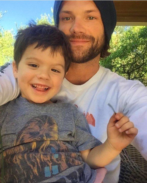 33. Onun yardımcı oyuncusu Jared Padalacki de oğluyla selfie yapmış.