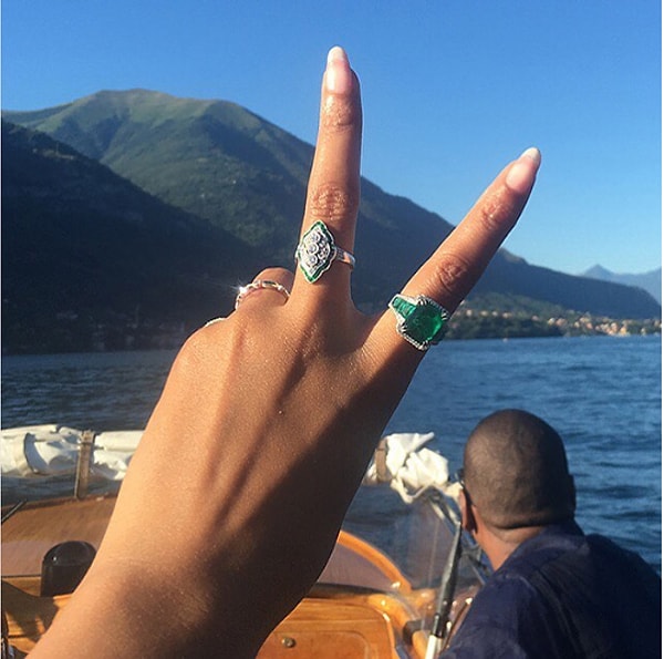 8. Этот знак присутствовал на многих ее фото