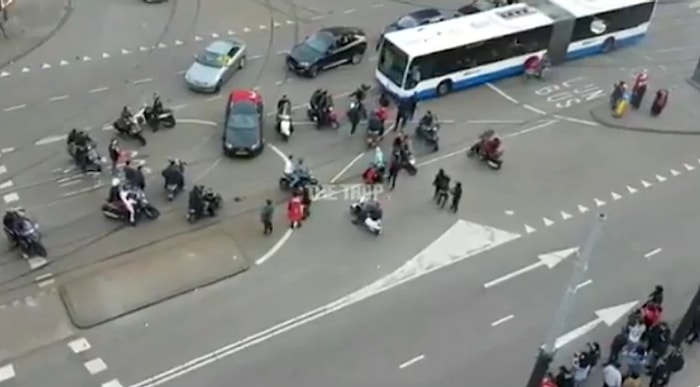 Türkler, Amsterdam'da Trafiği Kapatıp Otobüsün Camlarına Vurdu!