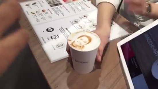 Türkiye'ye Getiren Kamyonla Para Kazanır! Kahvenin Üzerine İstenilen Fotoğrafı Anında Basabilen Makine