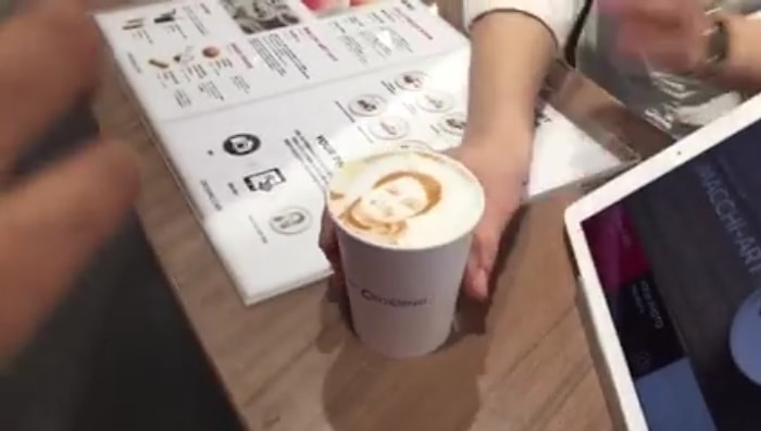 Türkiye'ye Getiren Kamyonla Para Kazanır! Kahvenin Üzerine İstenilen Fotoğrafı Anında Basabilen Makine