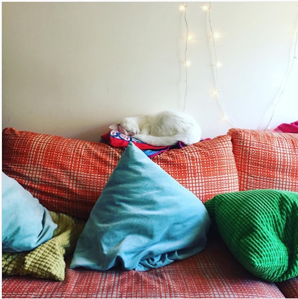 1. Самое счастливое времяпрепровождение для вас - это не вставать с дивана в течение нескольких часов