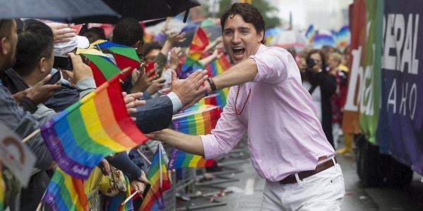 19. "Bugün eşcinsel evliliklerinin yasalaşmasının 10. yıldönümü yürüyüşlerle kutlandı, Justin Trudeau da Taksim'deydi."