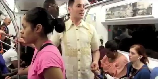 Kendisine Uygun Eş Arayan Adamın Metrodaki Çaresizliği