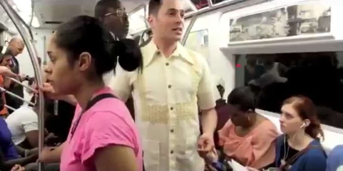 Kendisine Uygun Eş Arayan Adamın Metrodaki Çaresizliği