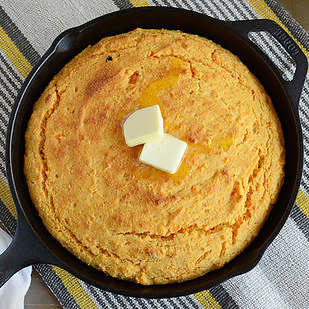 13. Если у Бет есть время и настроение, она также печет кукурузный хлеб со сладким картофелем.