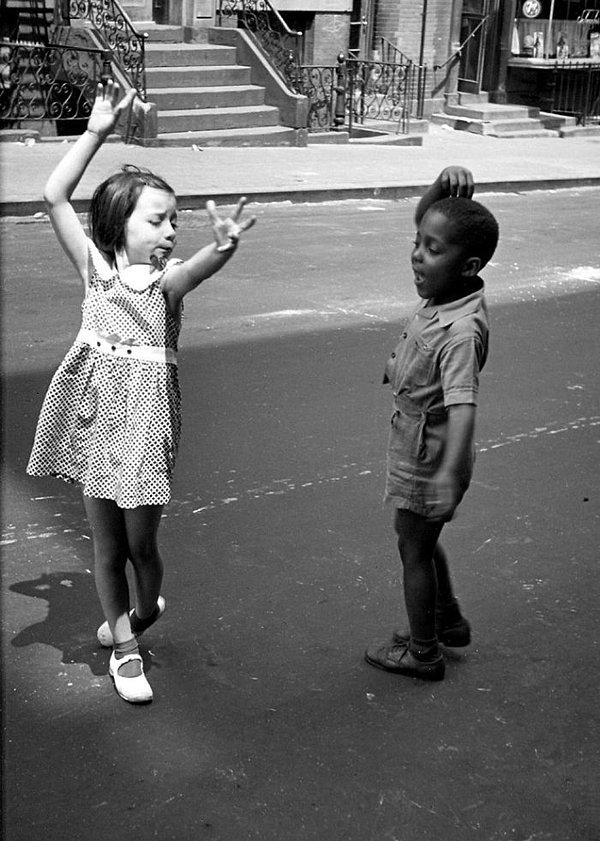 6. New York şehrinin sokaklarında dans eden iki güzel çocuk, 1940'lar.