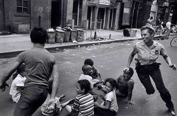 17. 1978 yılı, Harlem. Polis memuru çocuklarla sokakta oyun oynuyor.