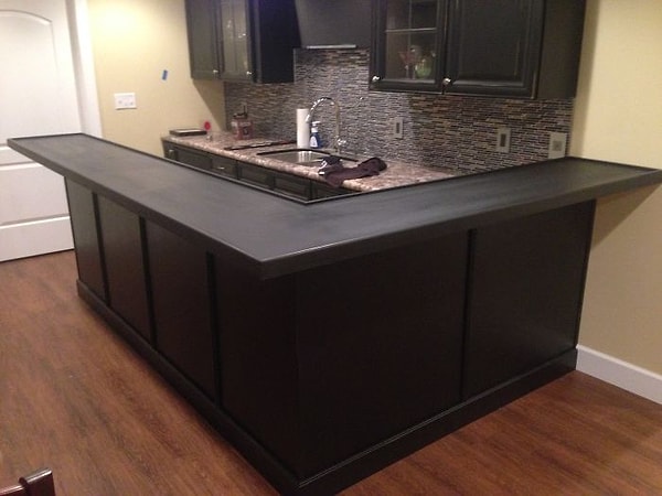 Mutfak masasına çok sıradışı bir soluk getirmek isteyen bu baba ailesini de işin içine dahil ederek 5 yıl boyunca şişe kapağı biriktirdi.