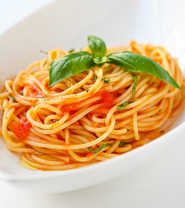 10. Fesleğen, domatesli makarnanızın hemen havasını değiştirecek!
