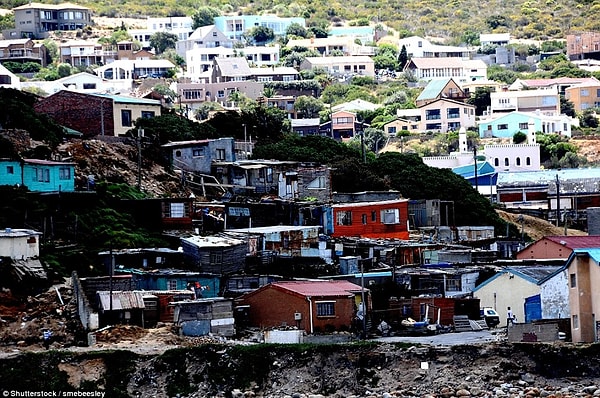 10. На переднем плане убогие хижины резко контрастируют со стеклянными фасадами домов, расположенных чуть дальше по склону холма