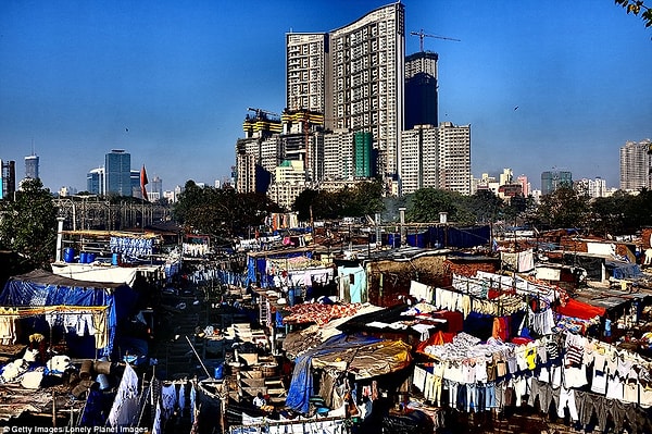 13. На фото знаменитая прачечная под открытым небом Дхоби Гхат в Мумбаи, куда одежда из гостиниц, посольств и салонов красоты отправляется на стирку
