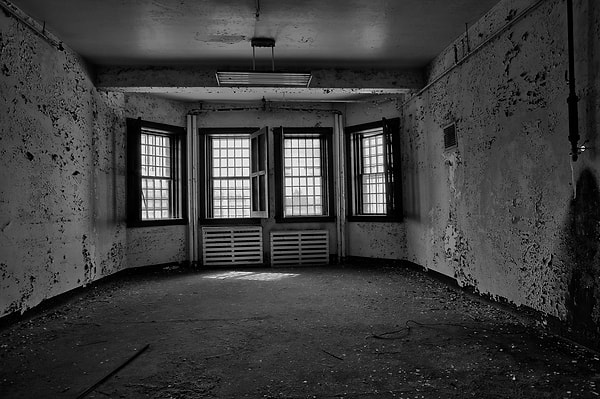 5. Все участники эксперимента были выписаны с занесением в их медицинские карты диагноза "шизофрения в ремиссии"