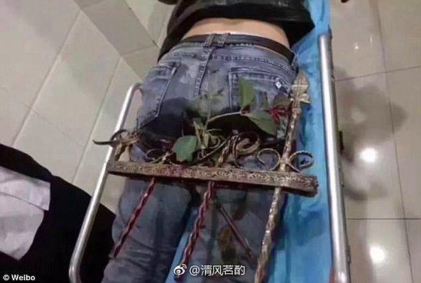 Olay Xi'an Organize Sanayi Bölgesi'nde gerçekleşti. İkinci katta klima kurmakta olan adam düştü.