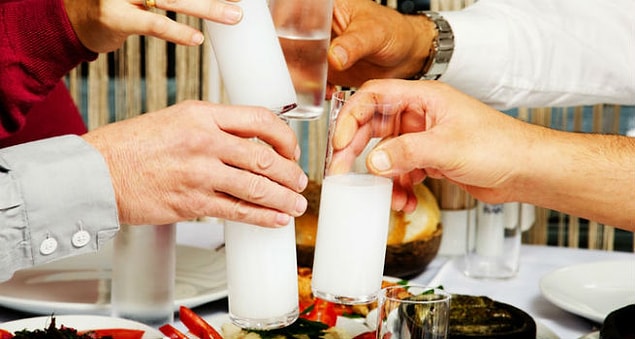 14. "Yine mi güzeliz yine mi çiçek? Dostlar candır" mesajlı, rakı övmeli Instagram fotoğrafı