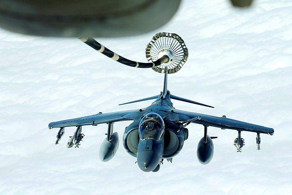 10. ABD Deniz kuvvetleri Harrier AV-8B uçağı bir Air Force KC-10'dan havada yakıt ikmali yapıyor.