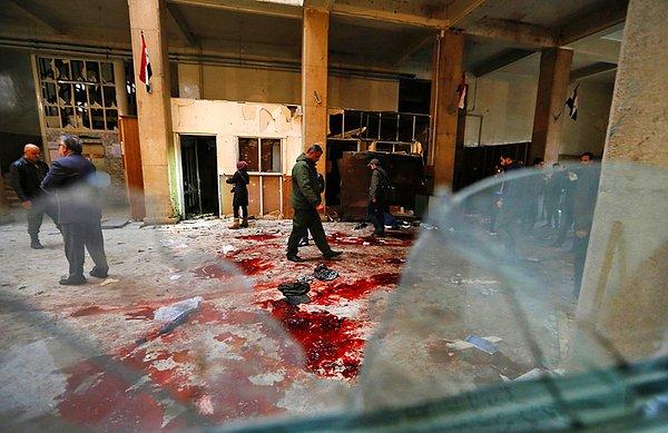 11. Şam'da tarihi Adalet Sarayı'na yapıldığı iddia edilen intihar saldırısı sonrası incelemeler. Suriye'deki savaş bu yıl 7. yılına girdi.