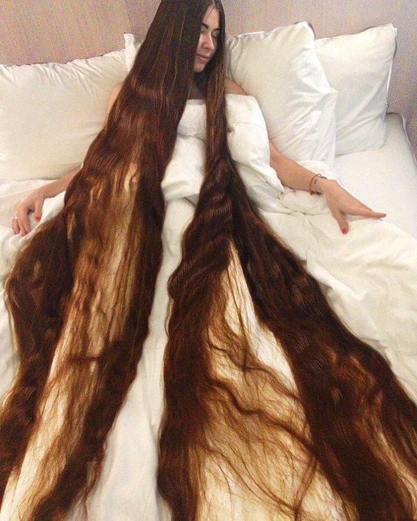 Riga'da yaşayan 27 yaşındaki Letonyalı mankenin saçları neredeyse 2 buçuk metre uzunluğunda.
