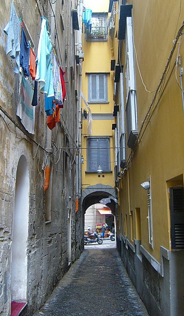 Özellikle tur rehberleri, Napoli girişinde, turistleri daha da dikkatli olmaları konusunda uyarıyor. Çok fazla arka sokaklarda kaybolmamaları gerektiğini, çantalarına sahip olmalarını tembihliyorlar. Kendi başına şehri gezmeye giden insanlaraysa, Napoli de kalmamaları öneriliyor.