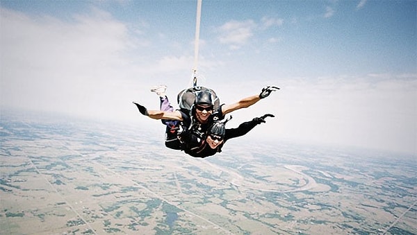 15. Устройте своей второй половинке такое свидание, чтобы она испытала серьёзный выброс адреналина (это могут быть американские горки или прыжок с парашютом). Весь спектр эмоций в этом случае будет ассоциироваться с вами, и в психологии данный приём носит название "ошибка атрибуции возбуждения".