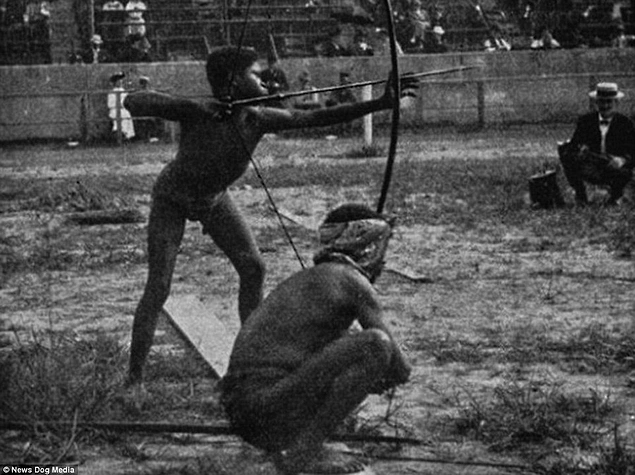 O günlerde insan hayvanat bahçeleri dünyanın her bir yanında görülebiliyordu. Bu fotoğraf 1904 yılında Missouri eyaletinde "Yabani Olimpiyatları"nda yerlilerin okçuluk yarışmasını gösteriyor.