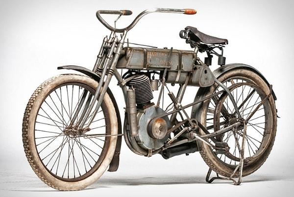 1904 yılında ürettikleri motorlarla ilk satış mağazalarını açtı. 1905 yılında yapılan bir yarışmada ürettikleri motor birinci geldi.