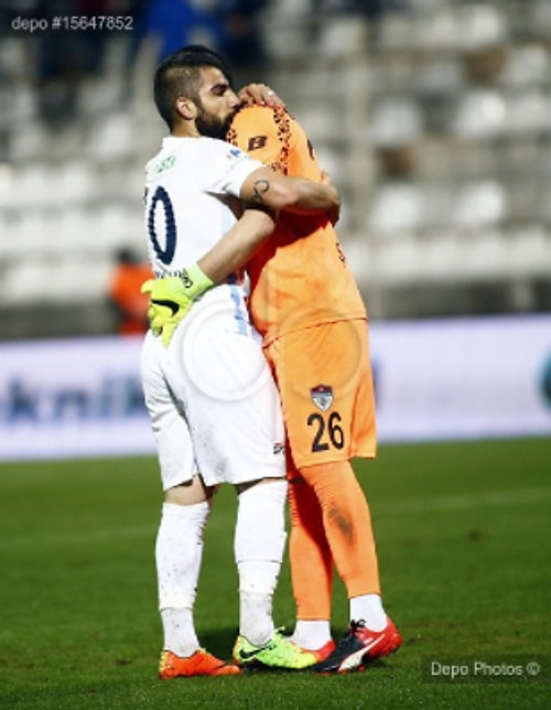 "Adana Demirsporlu Sercan Kaya ve Manisalı futbolcular attığı golün ardından çocuğunu kaybeden Manisaspor kalecisi İsmail Şahmalı'ya sarıldı."
