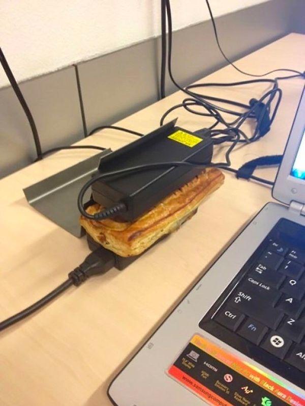 2. Sandviçlerinizi laptop şarj aletleriniz ile ısıtın. Mikrodalgaya ne gerek var canım.