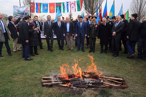 İstanbul'da Vali Vasip Şahin ve Büyükşehir Belediye Başkanı Kadir Topbaş'ın katılımıyla gerçekleştirilen Nevruz kutlamasında ateş yakıldı.