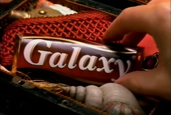 7. Хранят шоколад в ящике с вещами, вместо того чтобы хранить его на кухне.